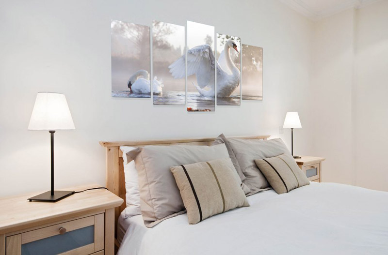 Модульная-картина-лебеди-в-интерьере-спальни-над-кроватью-1024x674.jpg