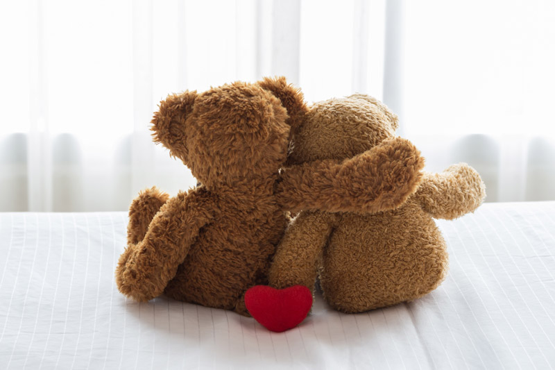 2019Love_Two_lovers_teddy_bear_on_the_bed_137518_.jpg