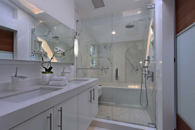 18-white-bathroom-with-modern-tube-wall-sconces.jpg